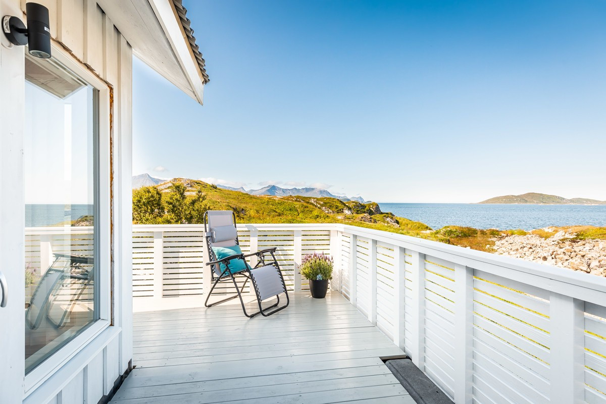 Svært gode lys- og solforhold fra en av flere veranda. Tilknyttet markterrasse ved inngangsparti