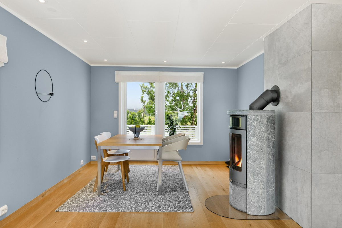 Lekkert spiseområde med vedfyring