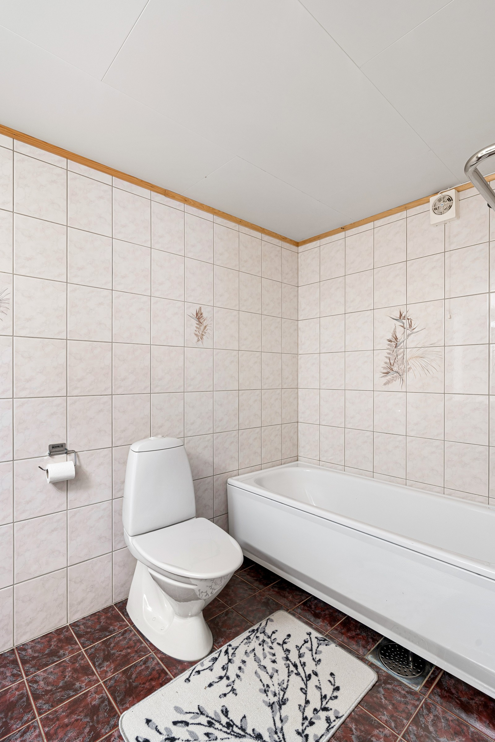 Badet i underetasjen er av god størrelse med badekar og gulvmontert toalett.