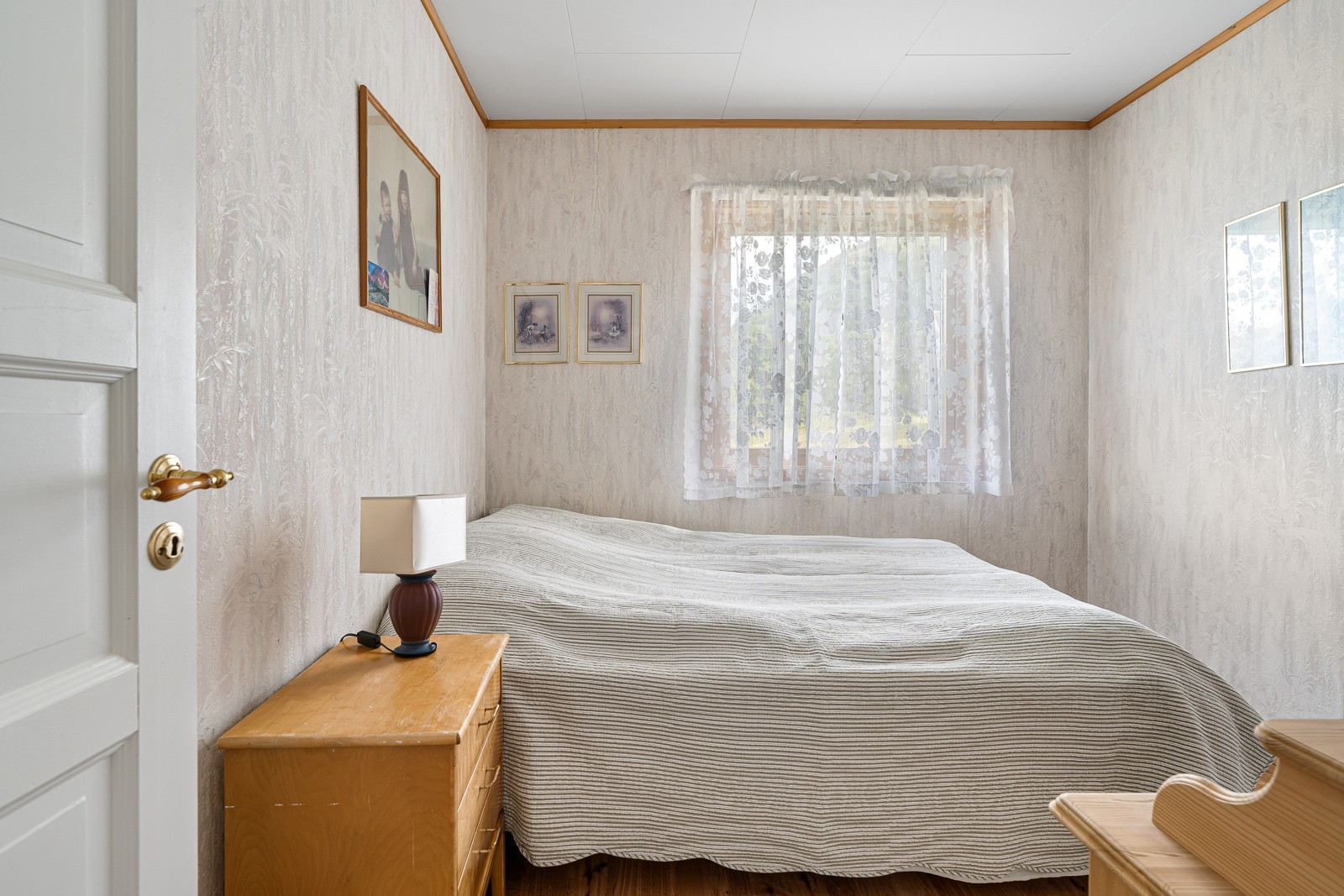 Boligens 2.soverom er lyst og innbydende og passer perfekt til gjesterom, barnerom, kontor m.m.