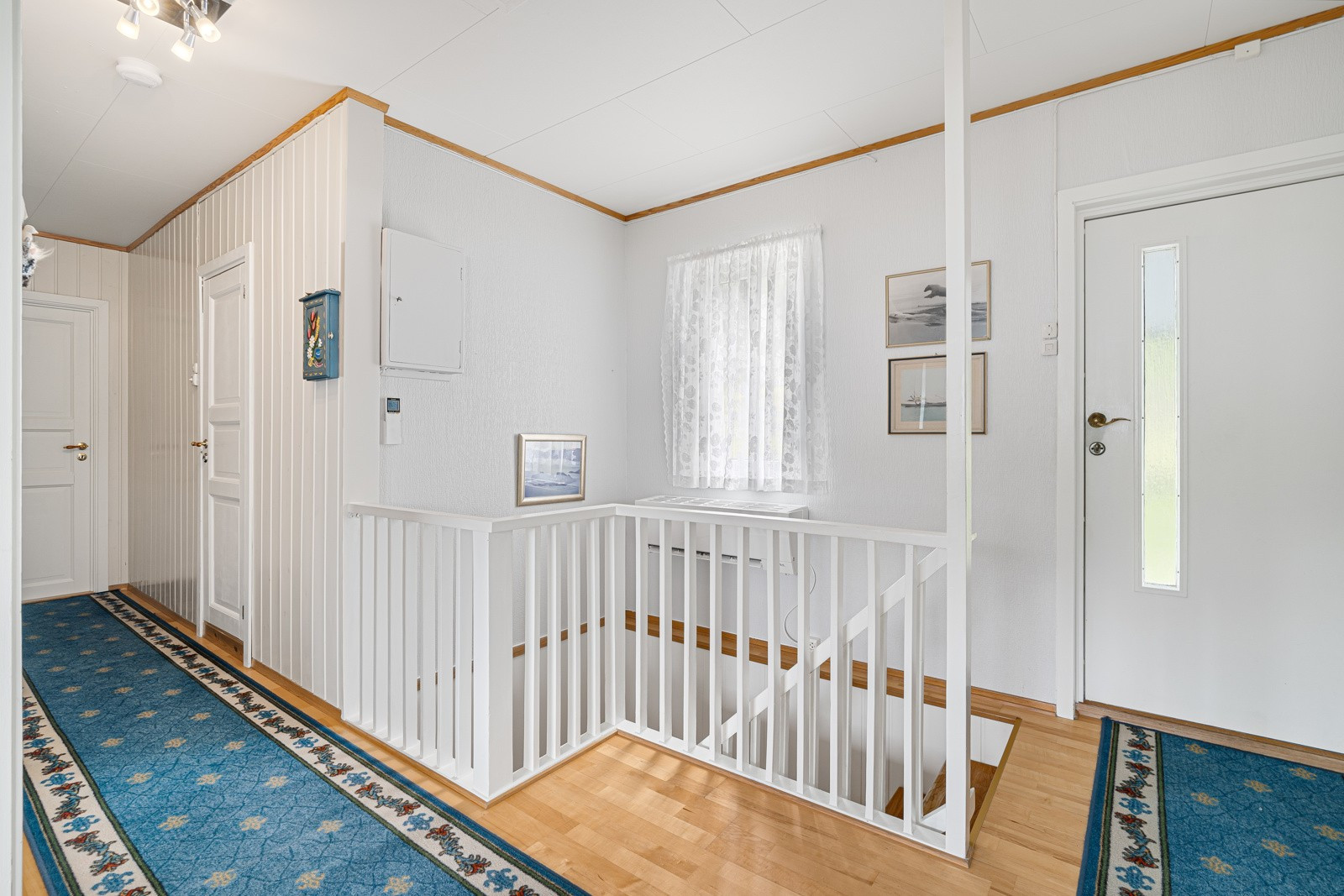 Hall i 1. etasje som viser trapp ned til underetasjen.