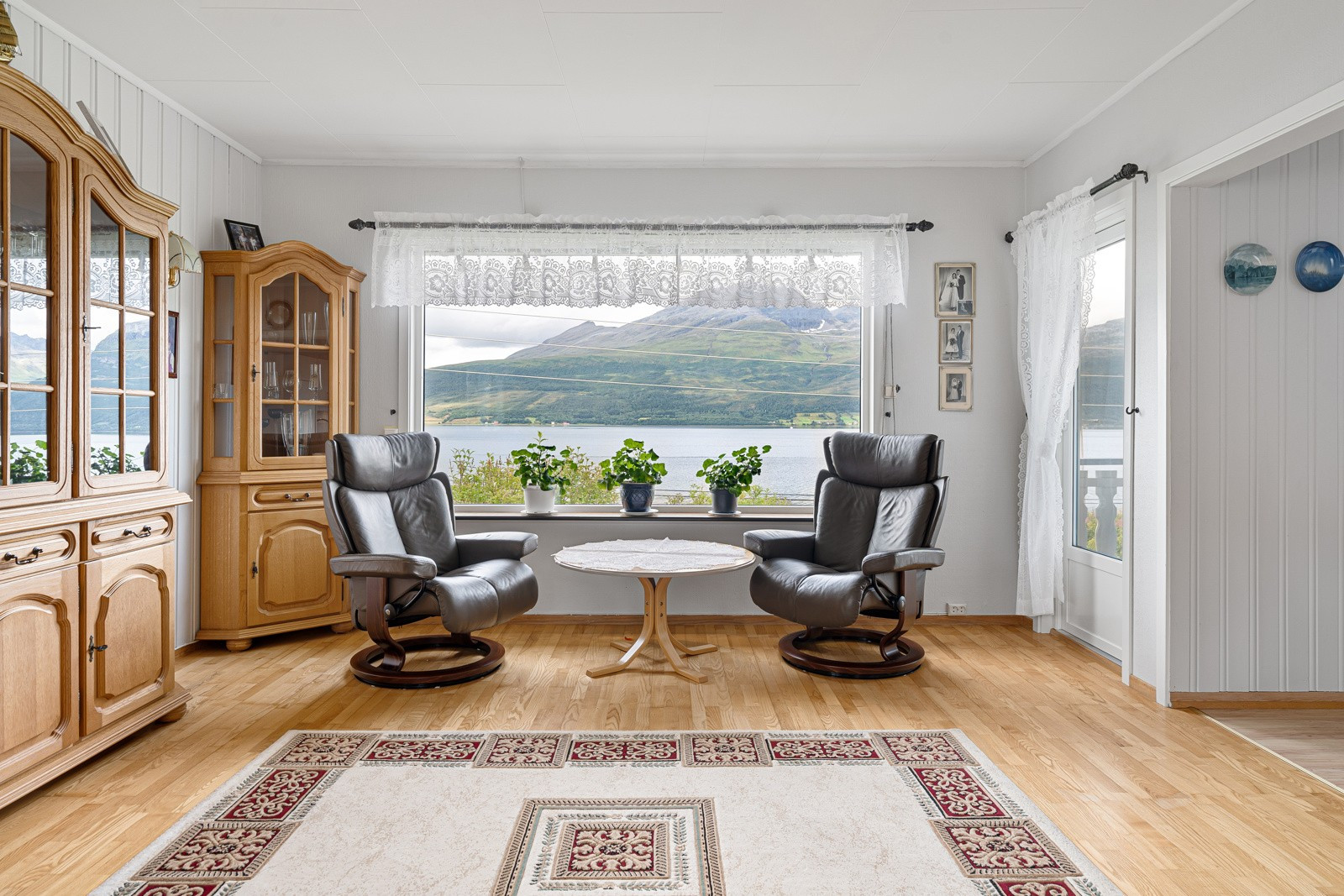 I stuen er det god plass til sofa, lenestoler og tilhørende møblement.