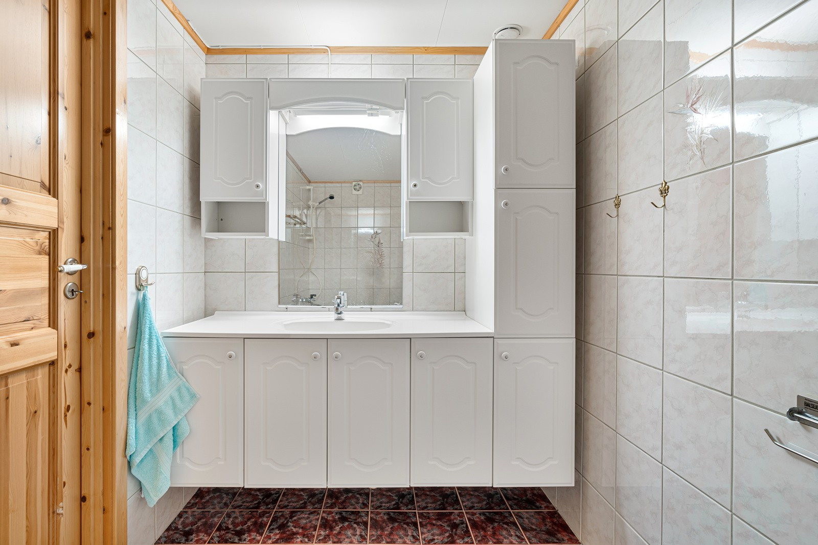 Badet i underetasjen har en lys og romslig baderomsinnredning.