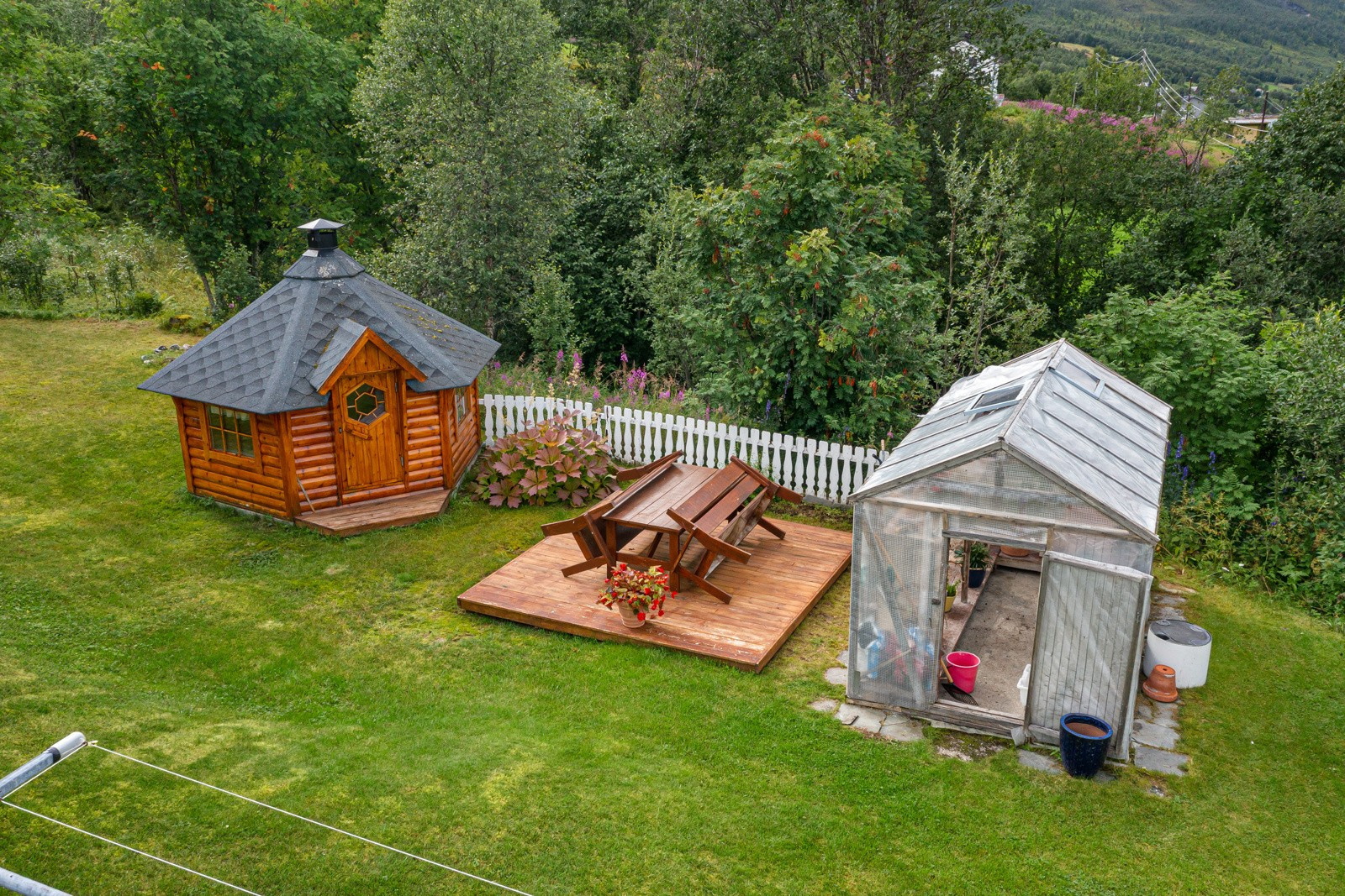 Utenfor boligen er det etablert bla. platting og grillhytte som kan benyttes både kalde og varme dager.