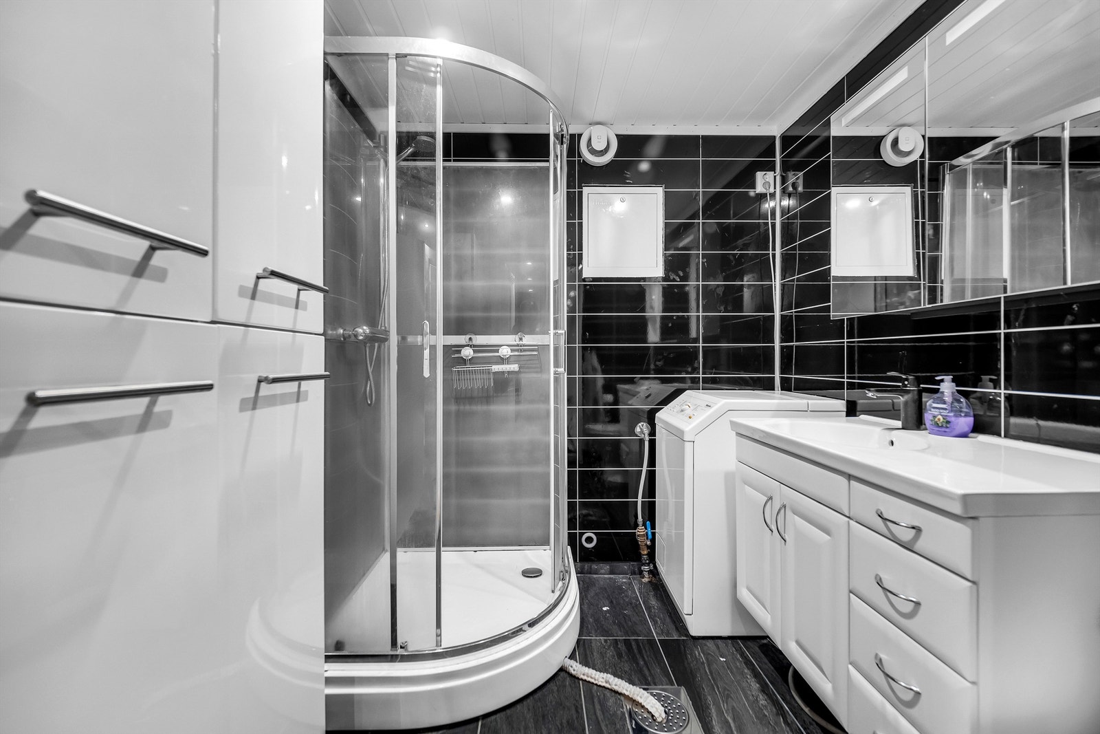 Badet i første etasje er modernisert så nylig som i 2022. Galleribilde