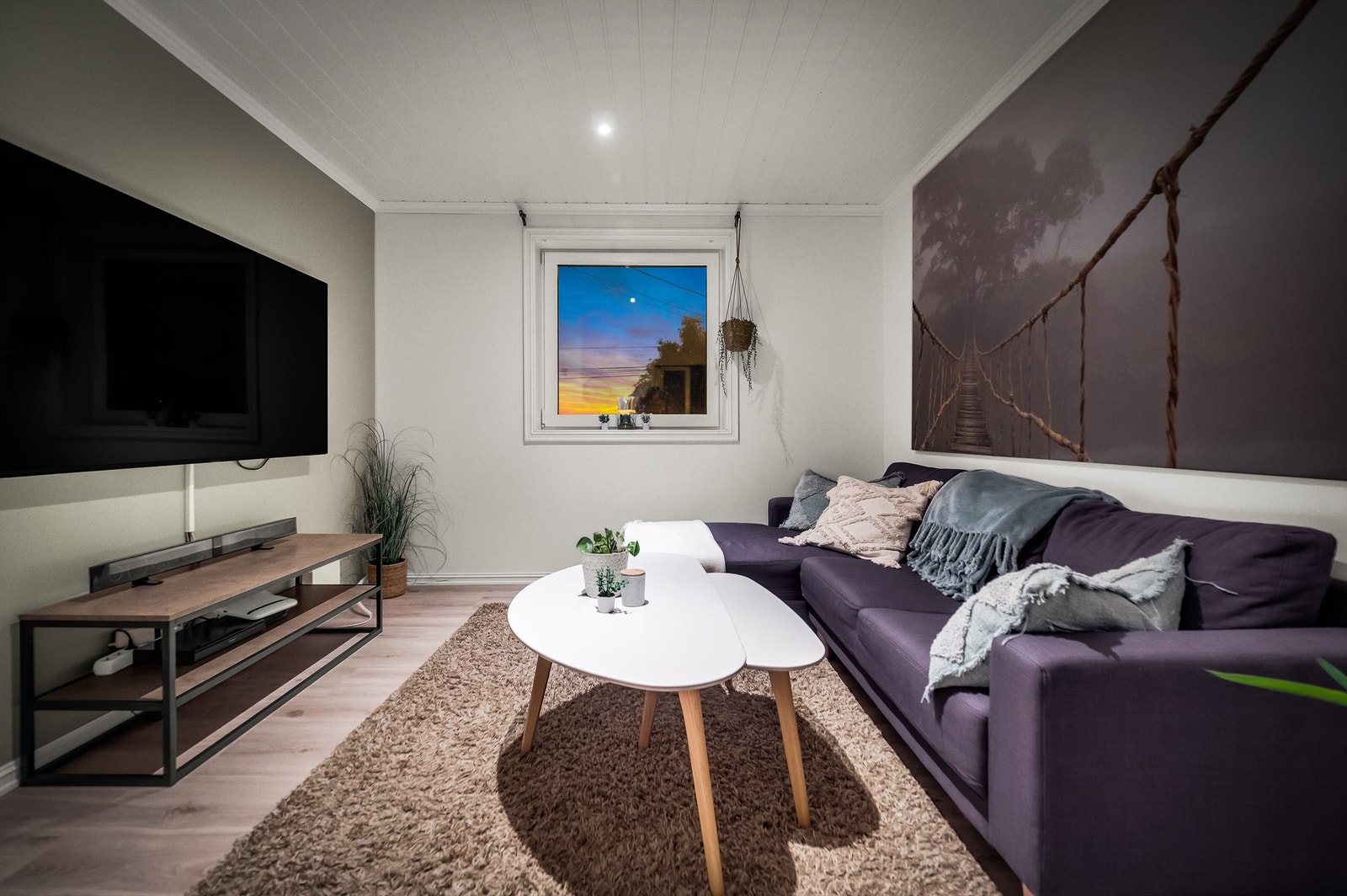 Denne delen av stuen kan ved behov eller ønske skilles av til et soverom. Galleribilde