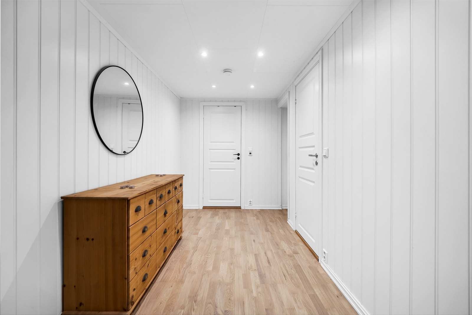 Badet og ett av hybelens soverom er samlet vegg i vegg og tilgjengelig fra trapperommet. Galleribilde