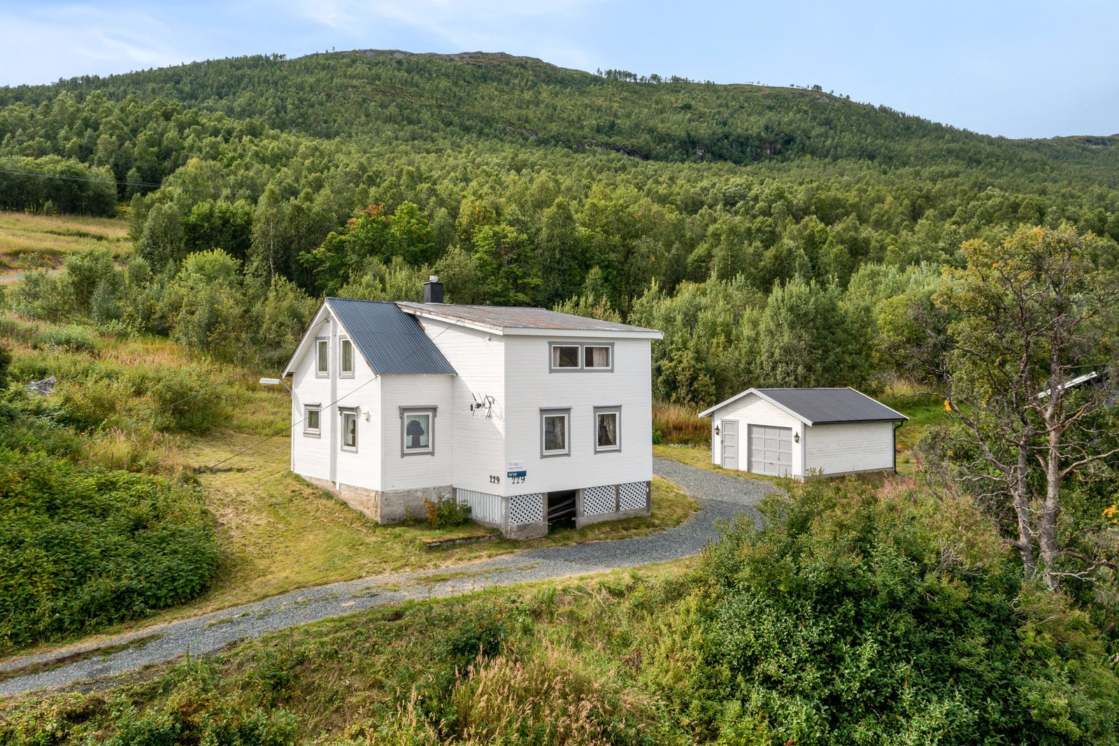 Boligen er pakket inn i naturskjønne omgivelser med kort vei til skog og mark som kan benyttes året rundt!