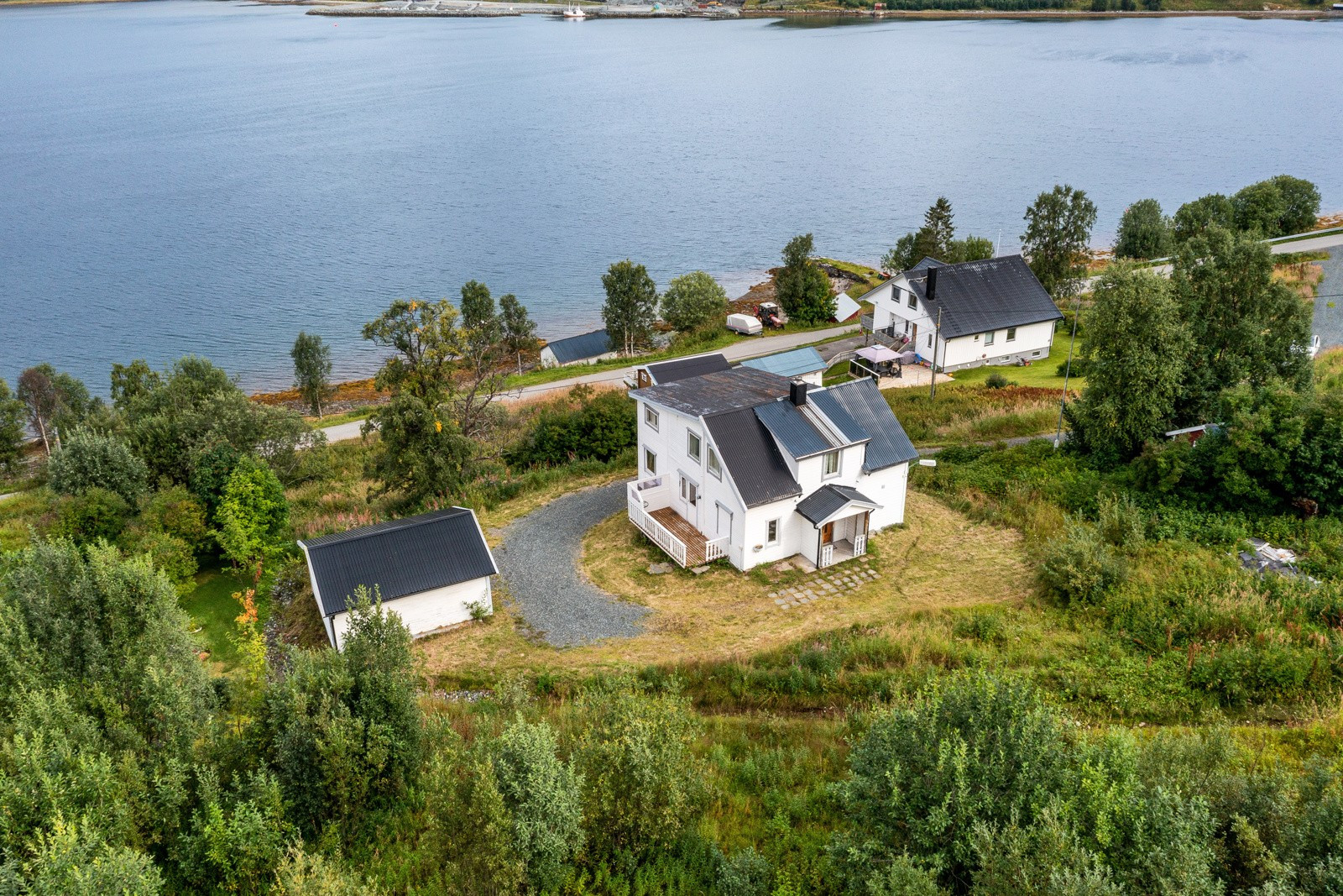 Velkommen til Keianesveien 229 - En flott enebolig med stor tomt i flotte omgivelser - Presentert av eiendomsmegler Ivar Nerdal!