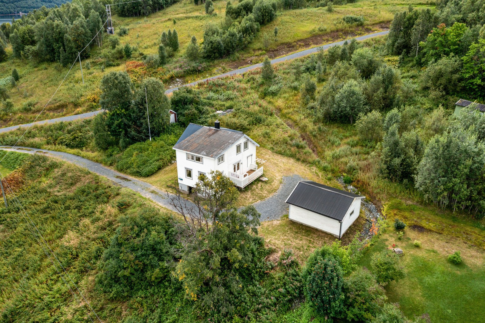 Eiendommen har 2 teiger og ligger i naturskjønne omgivelser.