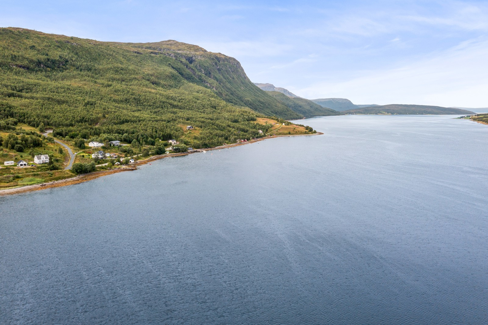 Fra eiendommen er det kort vei til Ausfjord båthavn, hytteområde og elv for laksefiske