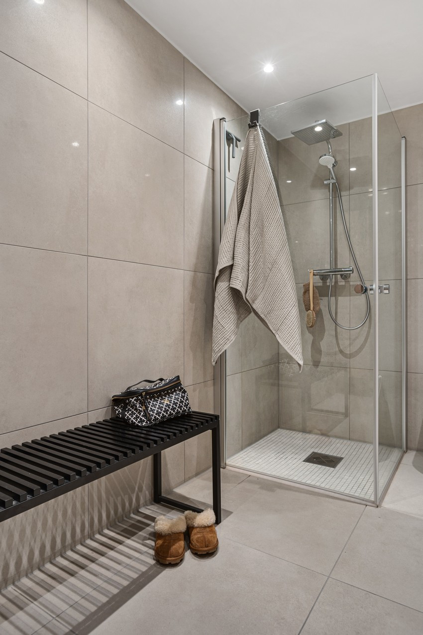 Badet er komplett fliselagt med store fliser (bildet er hente fra leilighet nr. 26, avvik kan forekomme)