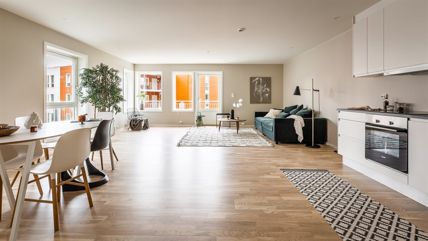 Stue/kjøkken med parkett på gulv (Bildet er hentet fra tilsvarende 4-roms leilighet, avvik vil forekomme)