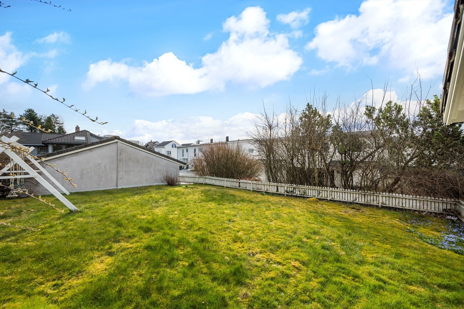 Stor hage med god muligheter. Galleribilde