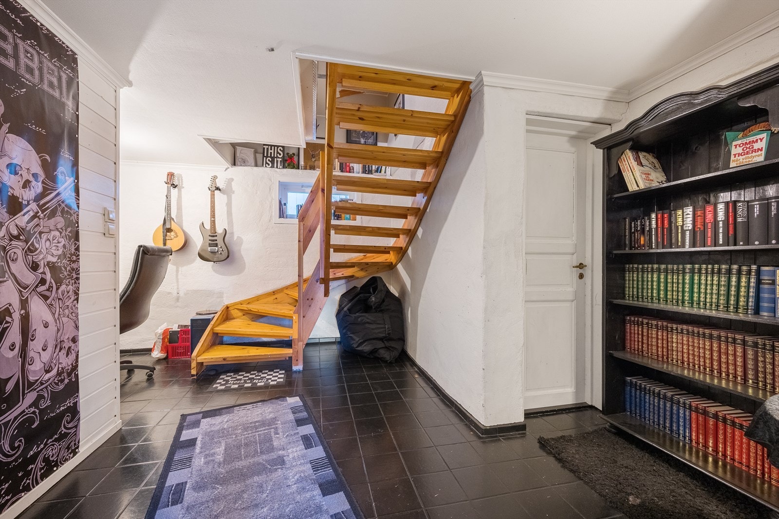 Trappenedgang til underetasjen. Galleribilde