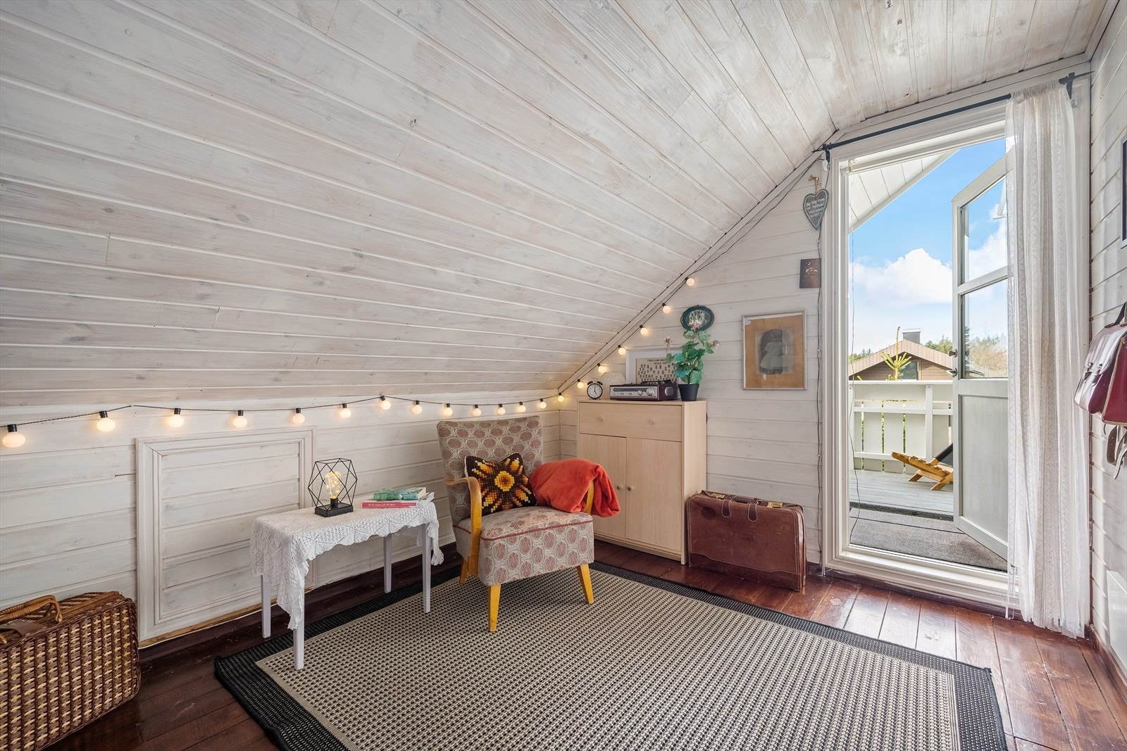 Rom med utgangsdør til balkong i øverst etasje. Galleribilde