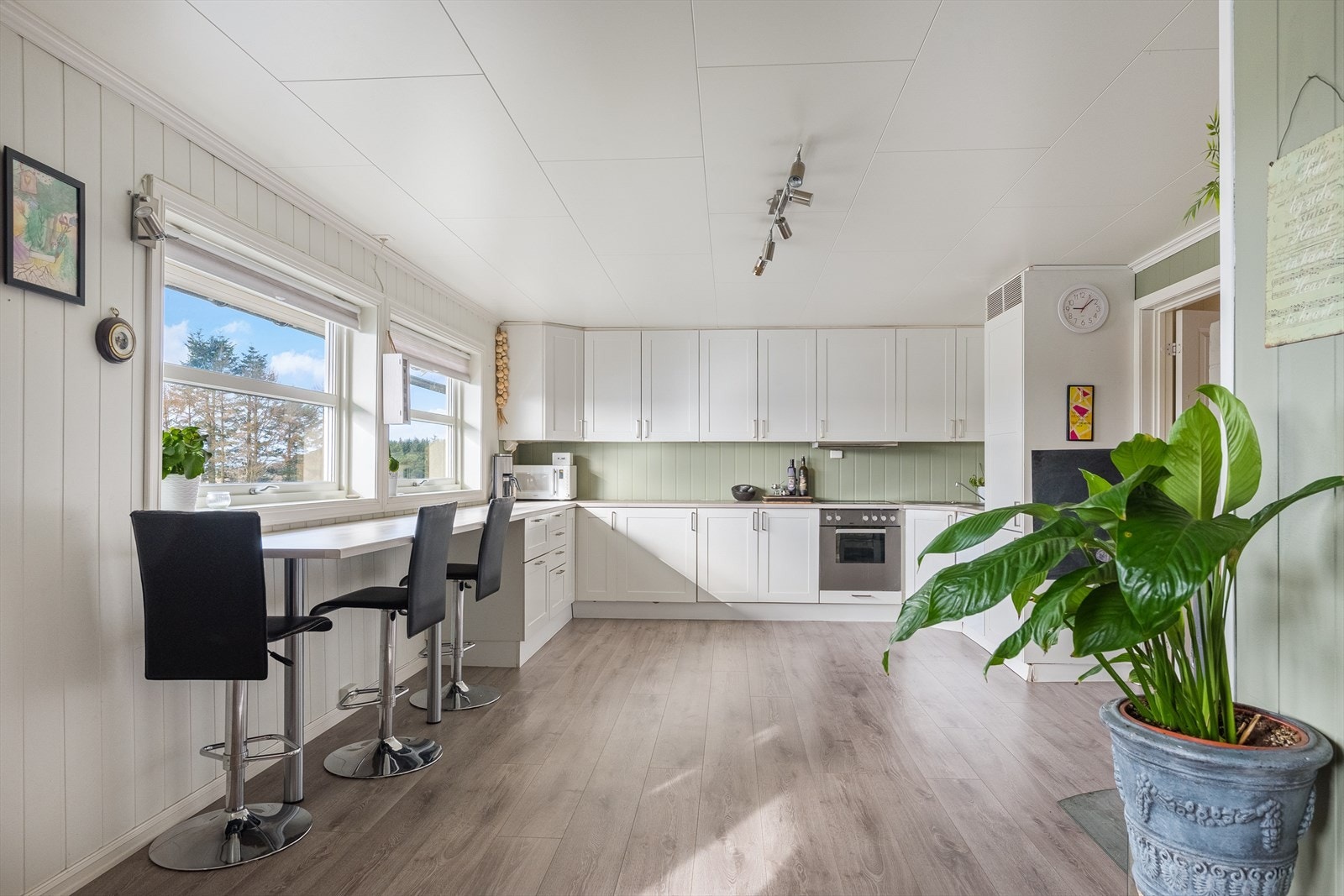 Kjøkken 2.etasje - kjøkkenet med profilerte hvite fronter og laminert benkeplate. Galleribilde