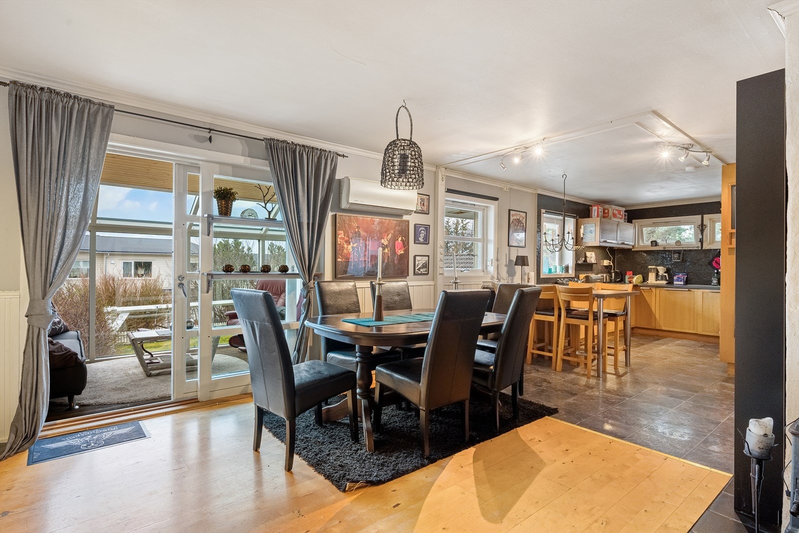 Lys og fin Stue med integrert varmepumpe. Galleribilde