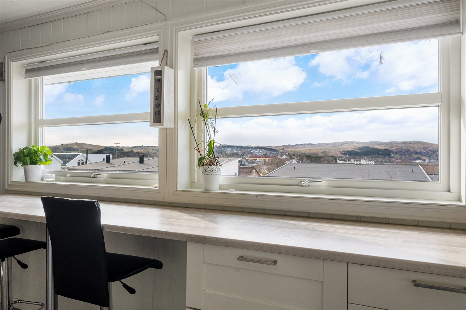 Fin utsikt fra kjøkkenet med sitteplasser. Galleribilde