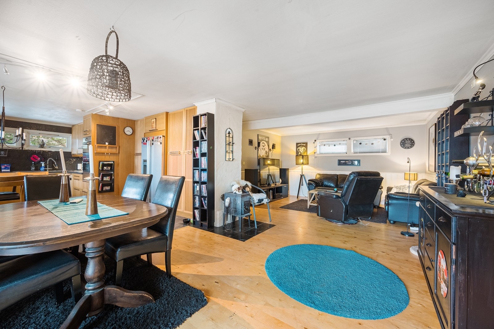 Romslig stue med gode møbleringsmuligheter. Stuen har parkett og laminat på gulv. Galleribilde