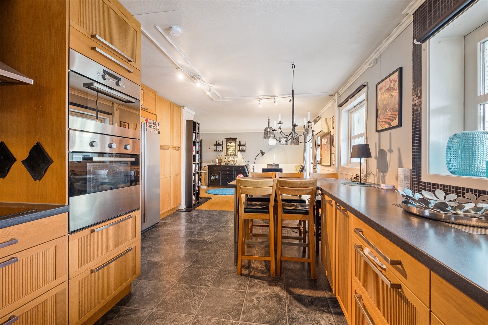 Kjøkkenet har åpen løsning til stuen og spisebord. Galleribilde