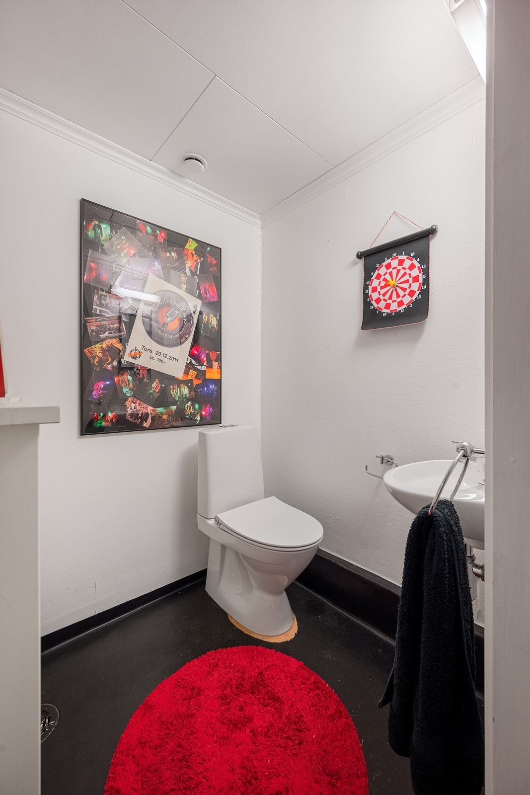 Gjestetoalett i underetasjen. Galleribilde