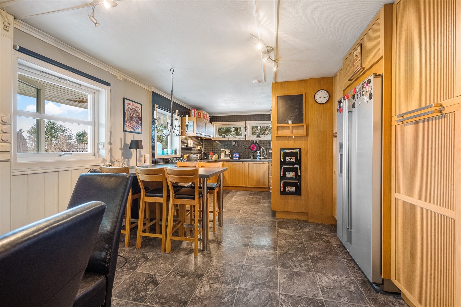 Romslig kjøkken med med skaper og god skap- og benkeplass Galleribilde