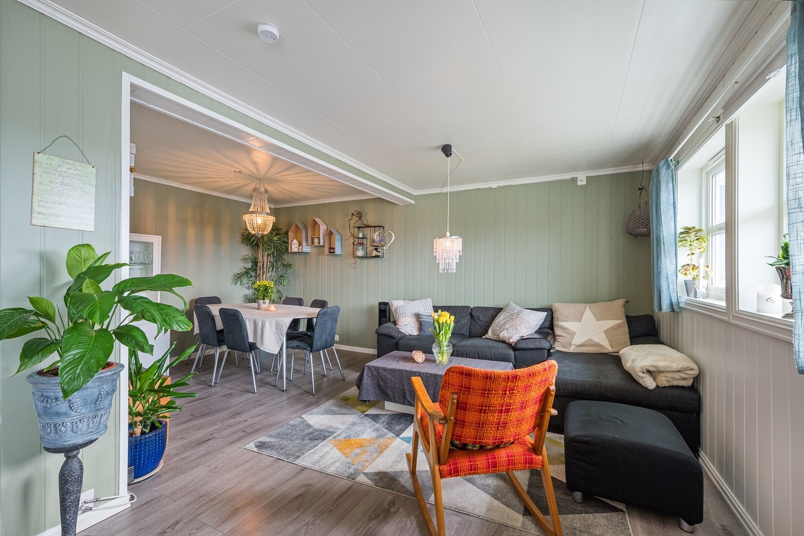 Koselig stue med panelplater. Galleribilde