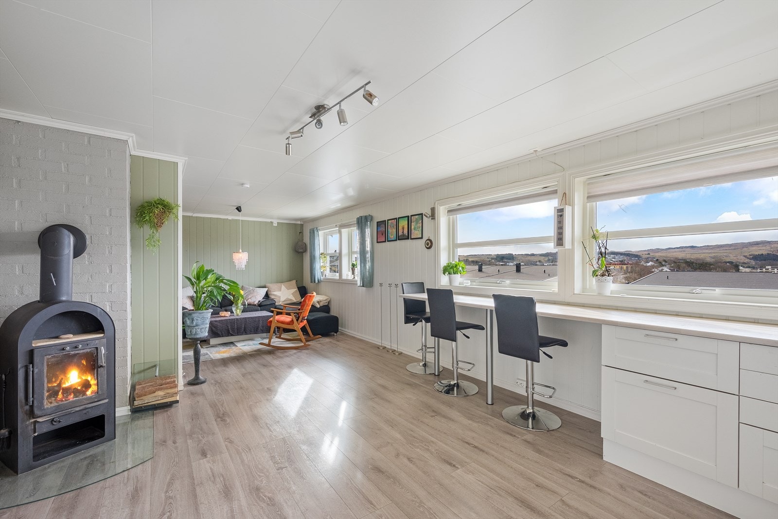 store vindu som gir godt lys inn til boligen. Galleribilde