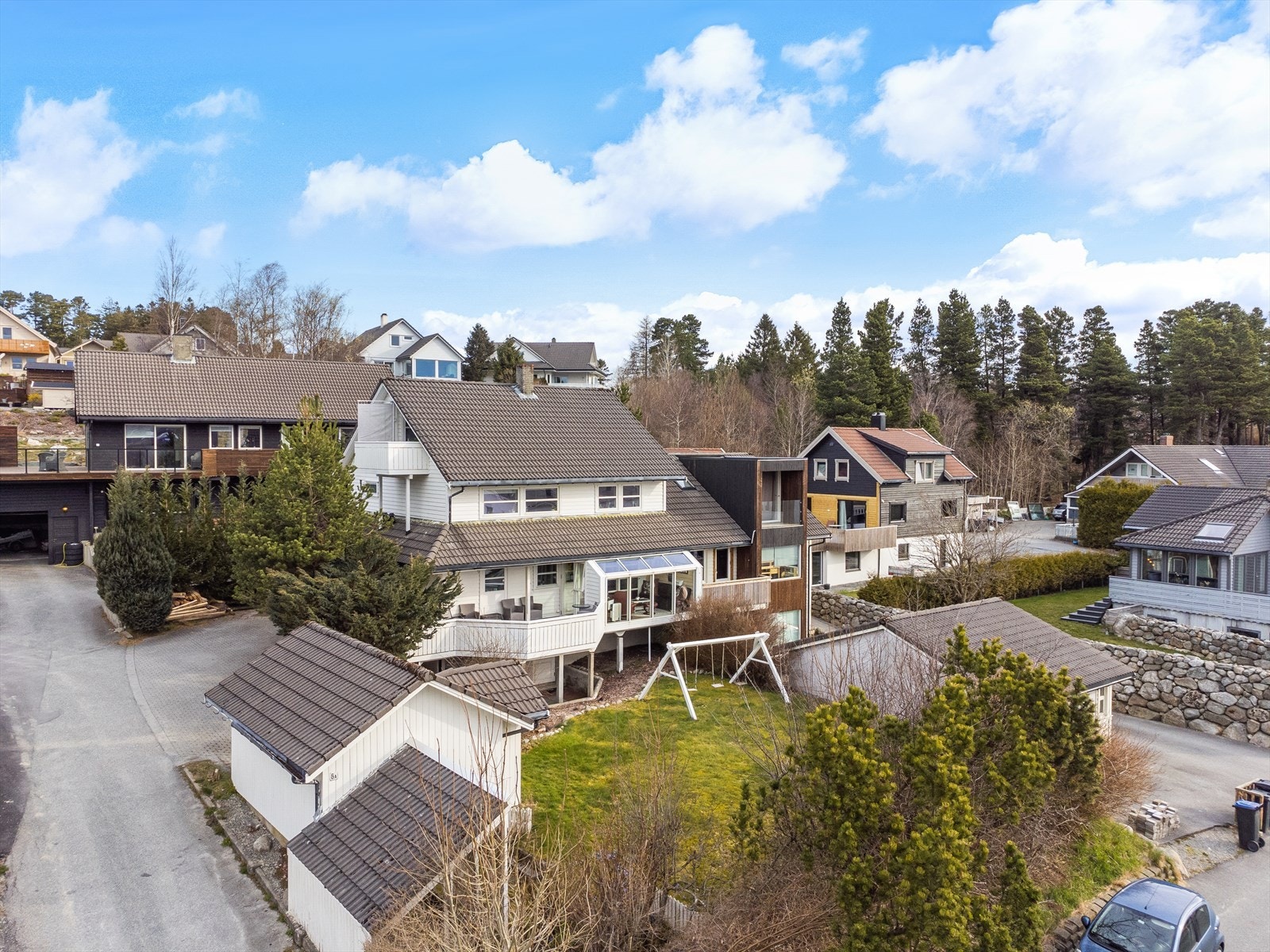 Innholdsrik og velholdt enebolig med 5 soverom og vinterhage Galleribilde