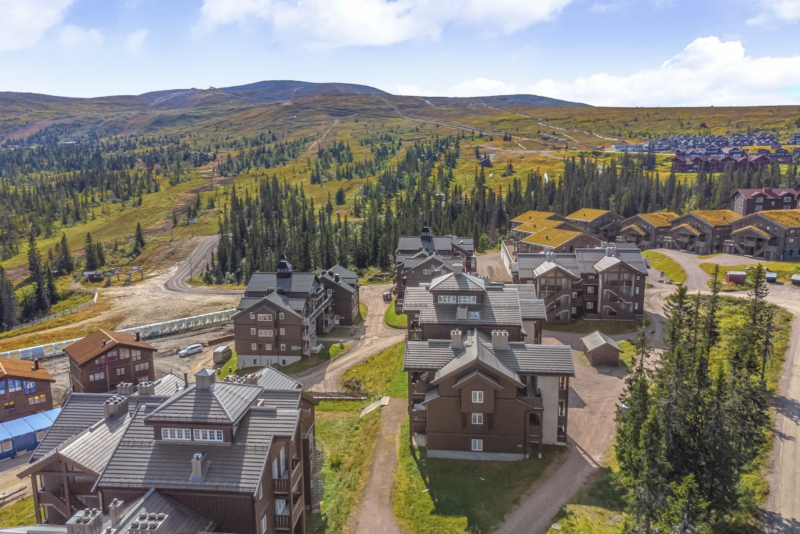 Leiligheten har en svært attraktiv beliggenhet i solrike Fageråsen, men samtidig ligger den rolig til, da det er minimalt med støy i fra nærområdet og omgivelsene. Galleribilde