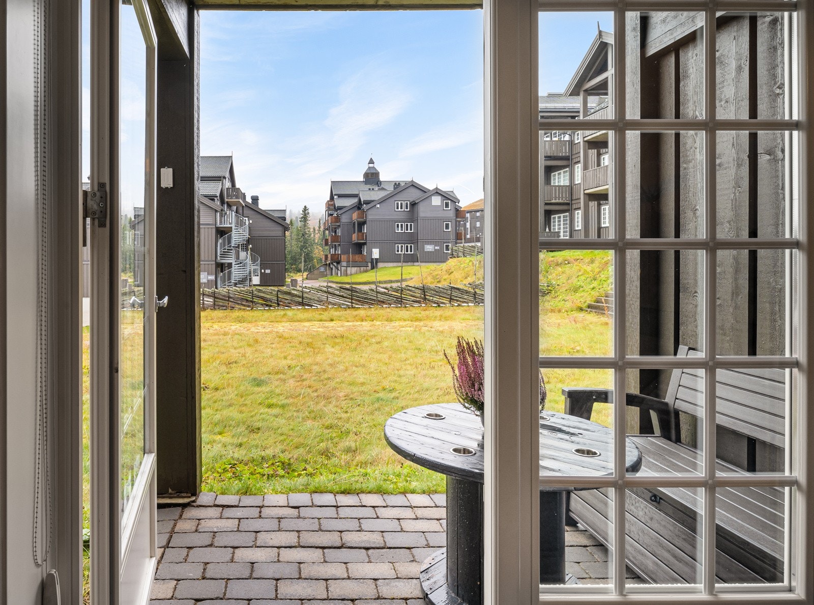 Dette er en perfekt leilighet for den aktive familie eller vennegjeng som ønsker seg en fritidsleilighet som er topp beliggende og gir mindre vedlikehold enn en hytte. Galleribilde