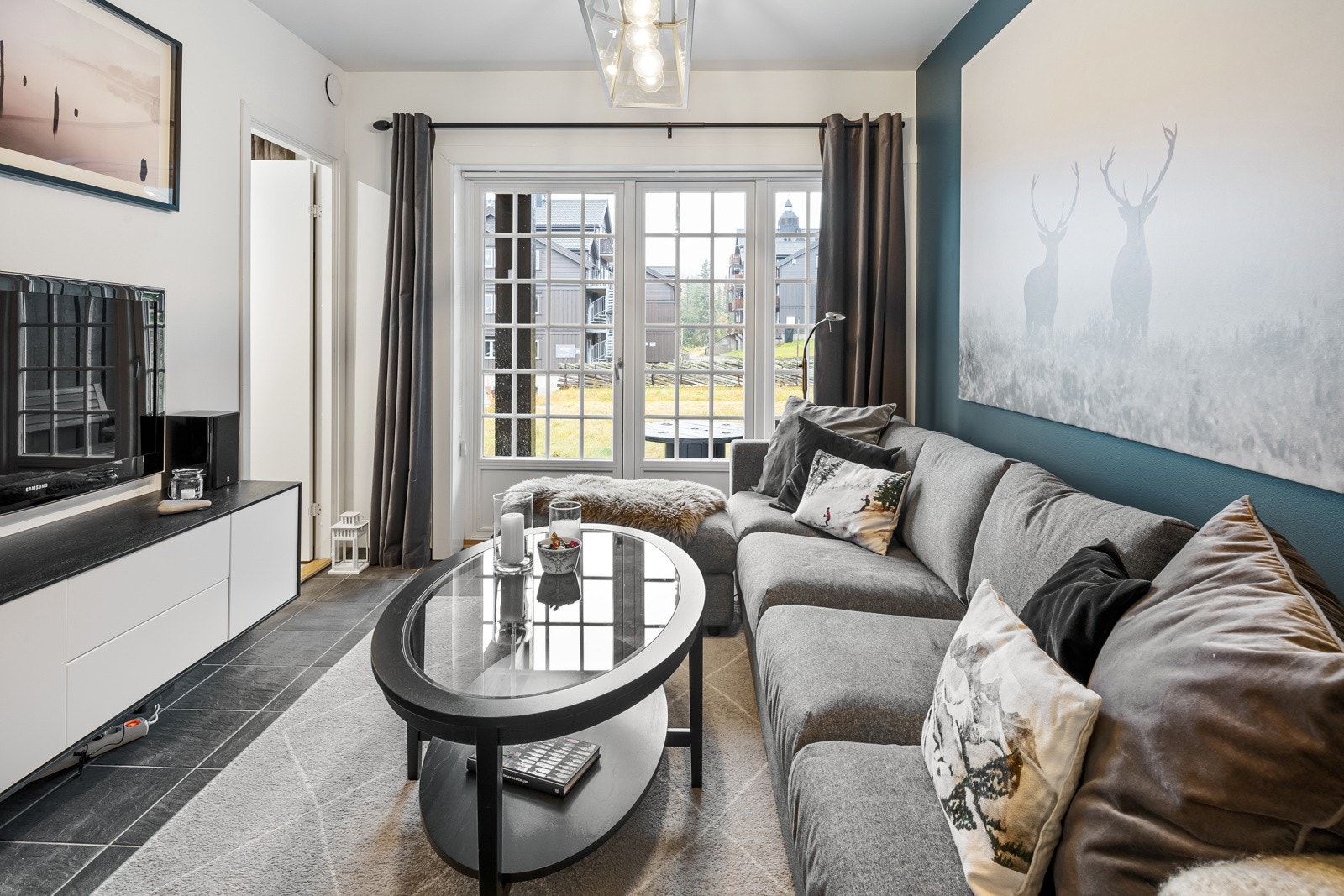 Fra stuen har man utgang til overbygget markterrasse med belegningsstein i terrenget med utsikt mot Trysilfjellet. Galleribilde