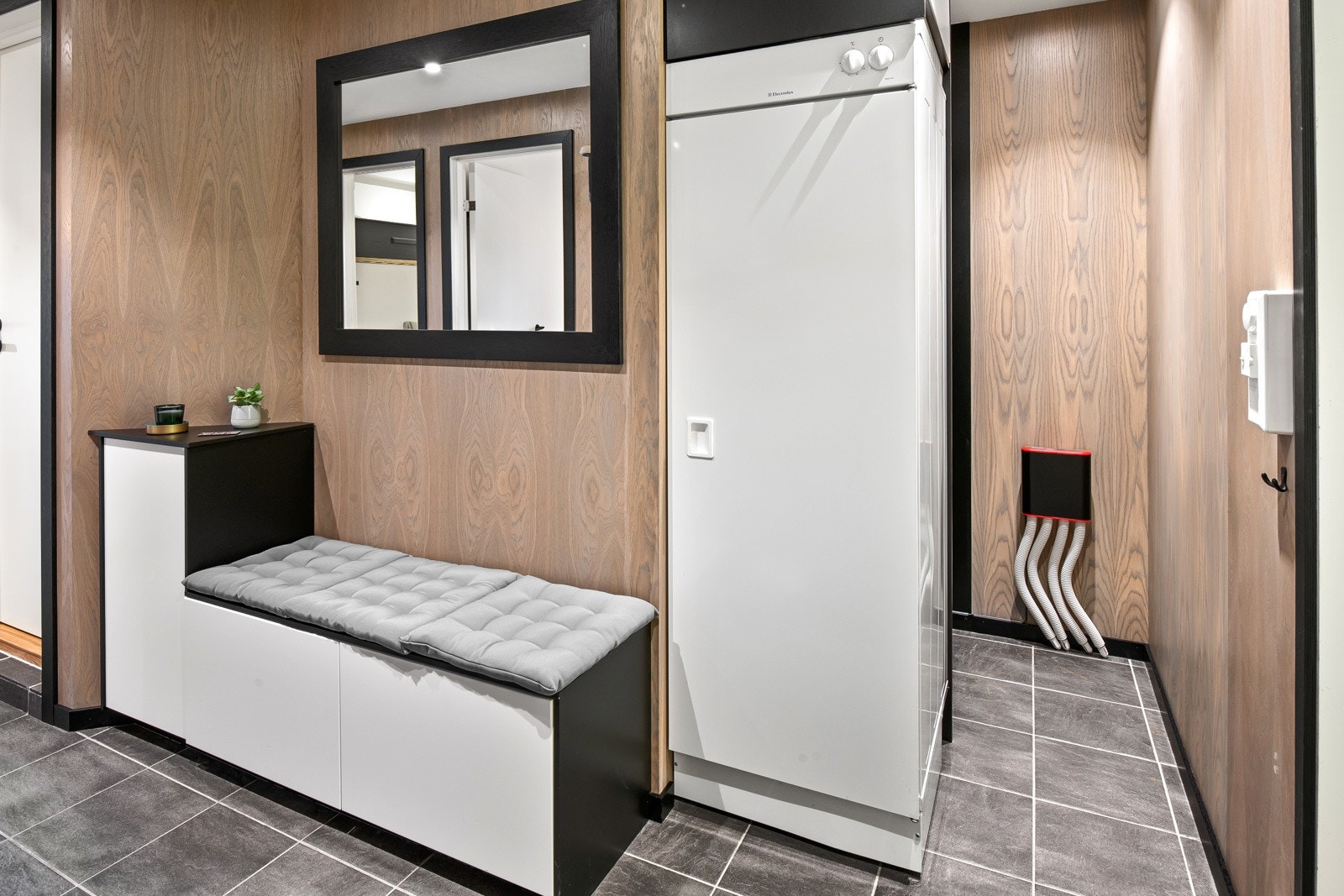 Tørkeskap i entré/gangen. Leiligheten har stereoanlegg med SONOS. Galleribilde