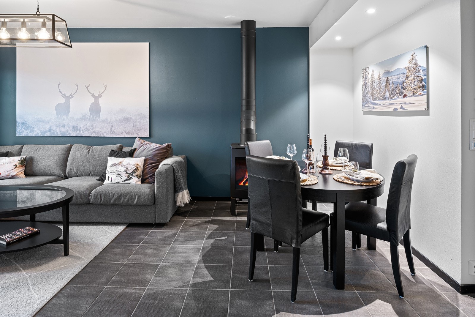 Stuen har en Jøtul vedovn samt behagelig gulvvarme i flisene med termostat som styres via app. Kom til varm leilighet! Galleribilde