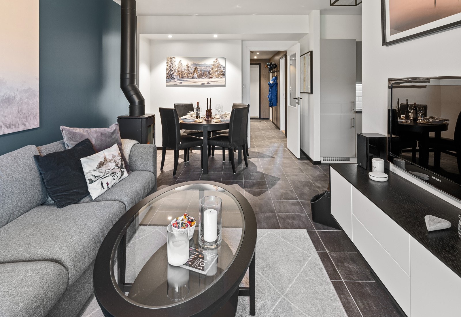 Åpen stue/ kjøkkenløsning som gir et sosialt allrom. Galleribilde