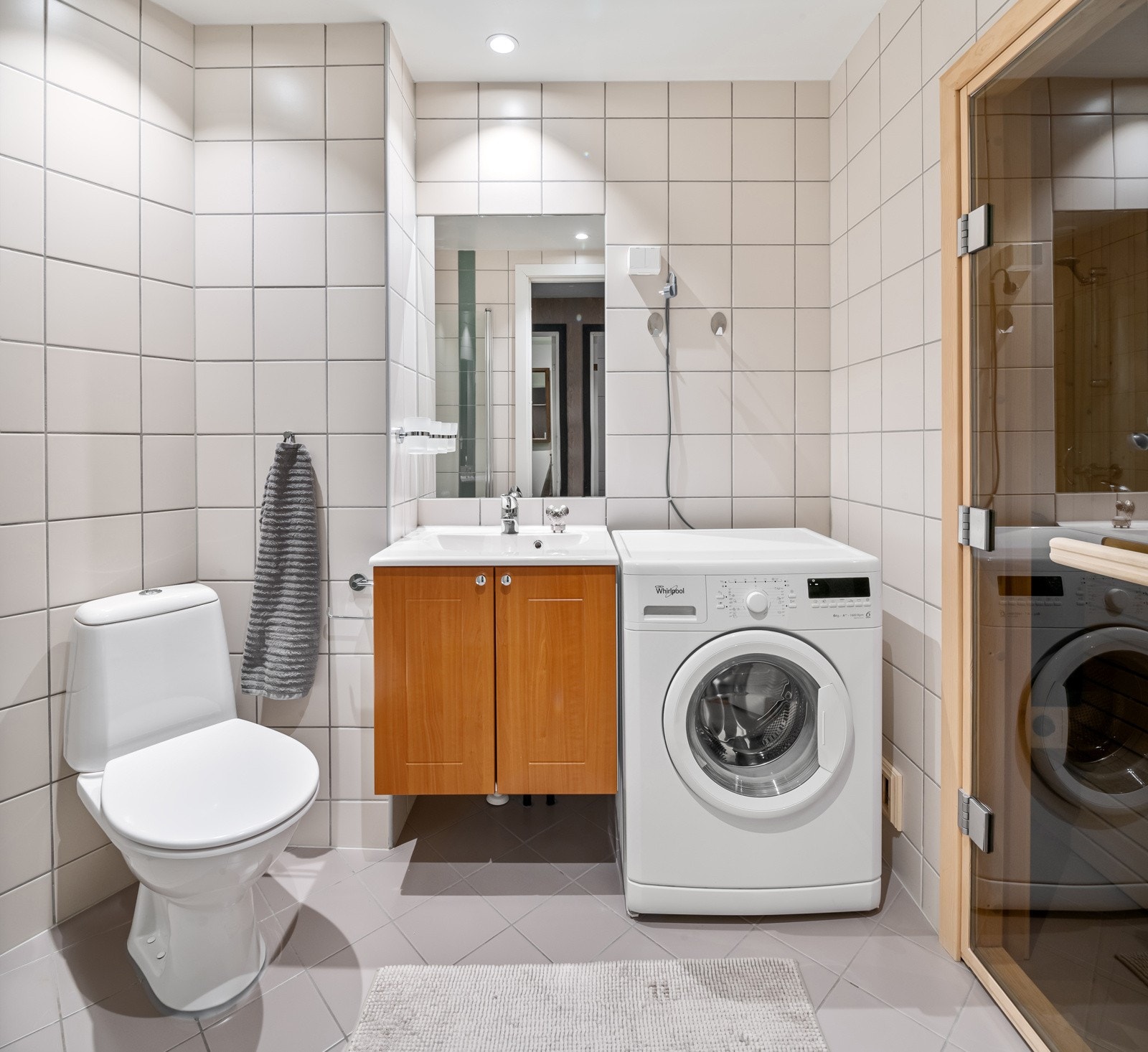 Pent flislagt baderom med elektriske varmekabler. Galleribilde