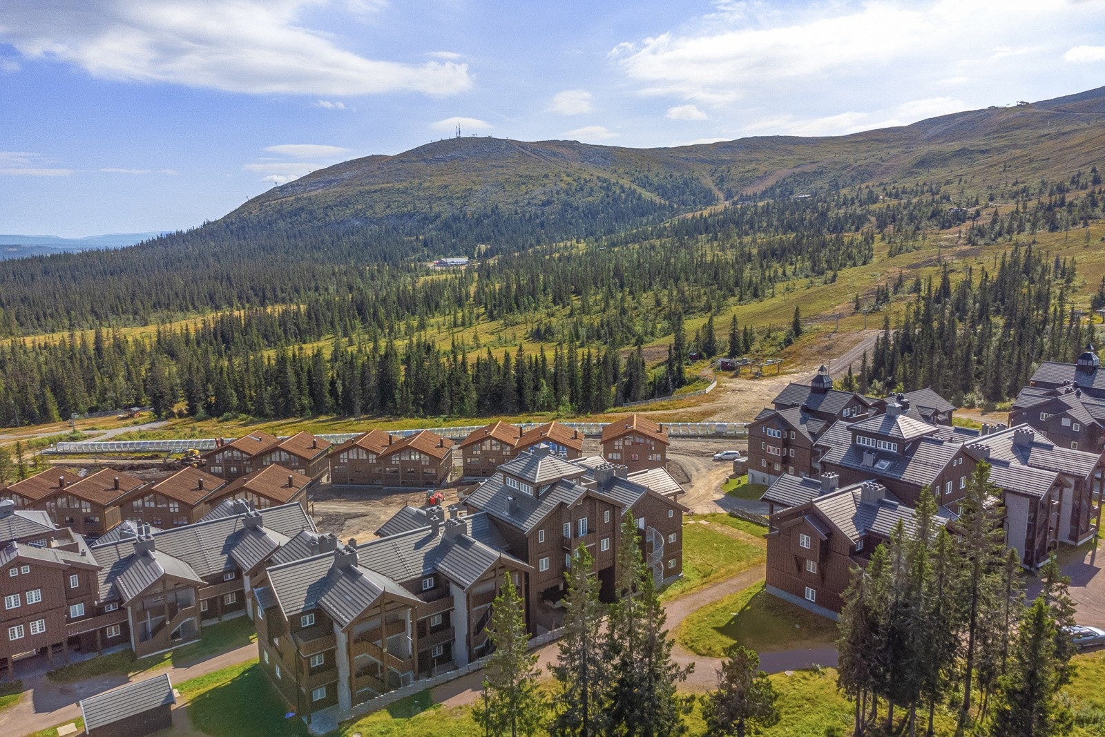 Man kan enkelt ta seg ned på ski til alpinanlegget, samt at det er kort avstand til langrennsløypene i Trysilfjellet. Galleribilde