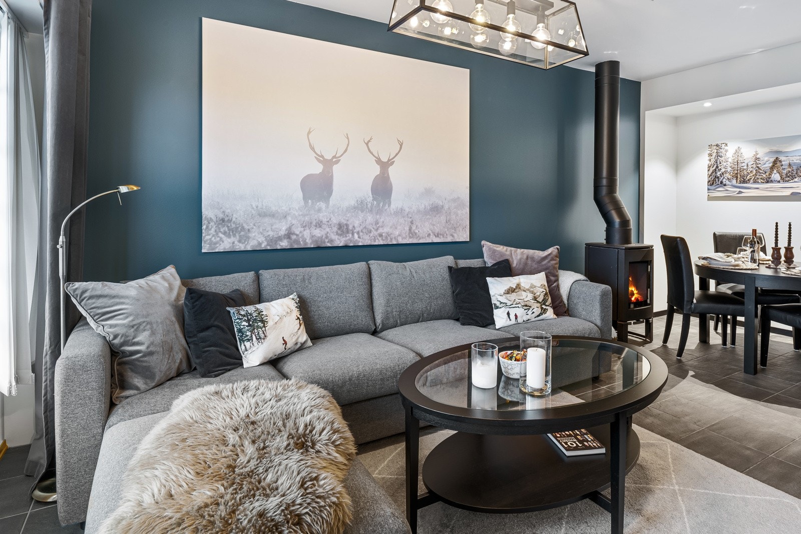 Store deler av leiligheten er innredet av møbelsnekker og oppleves som veldig arealeffektiv og tiltalende. Galleribilde