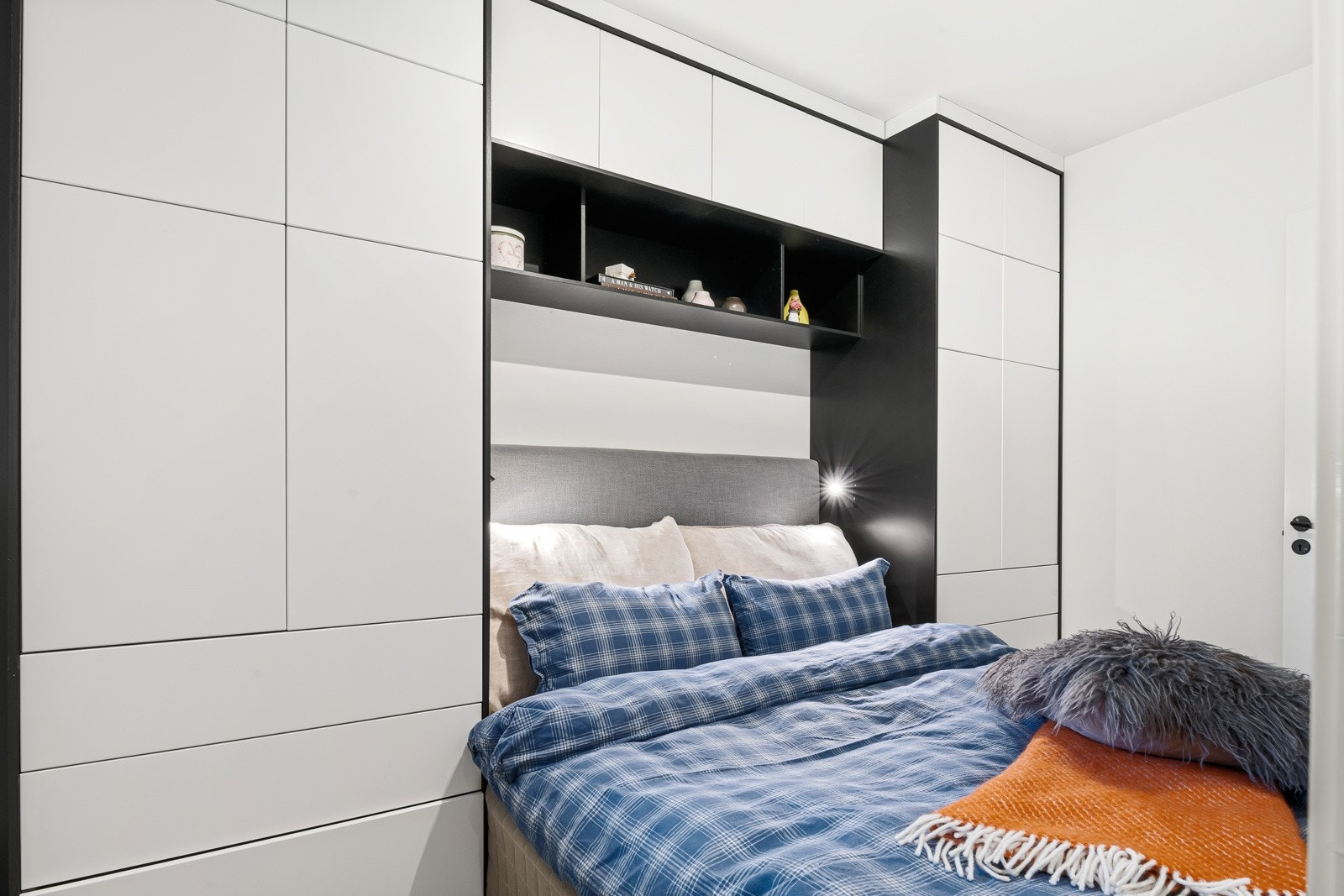 Hovedsoverommet med svært praktisk garderobeløsning. Galleribilde