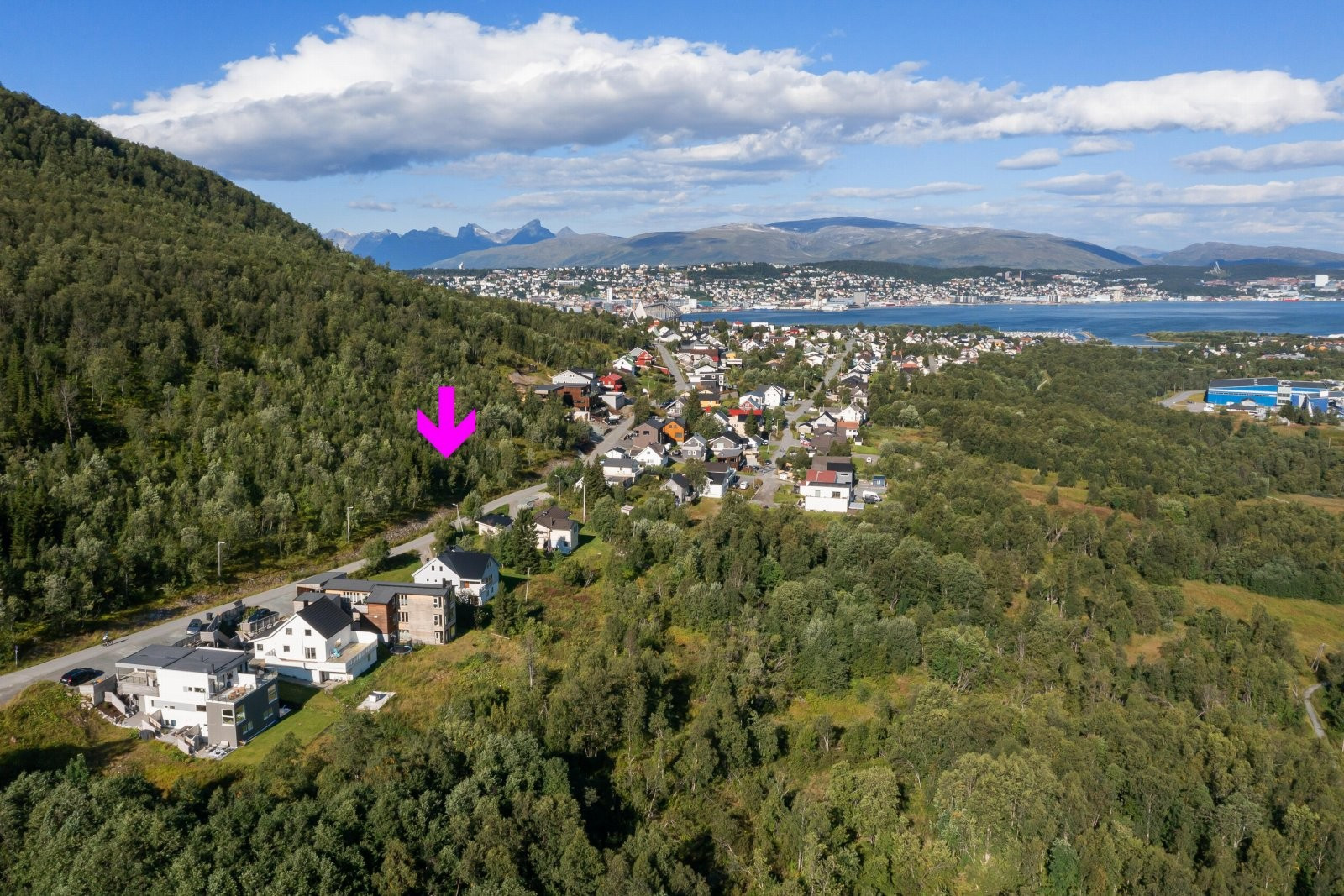 Kort vei til dagligvare, barnehage, skoler og Tuil arena m.m.