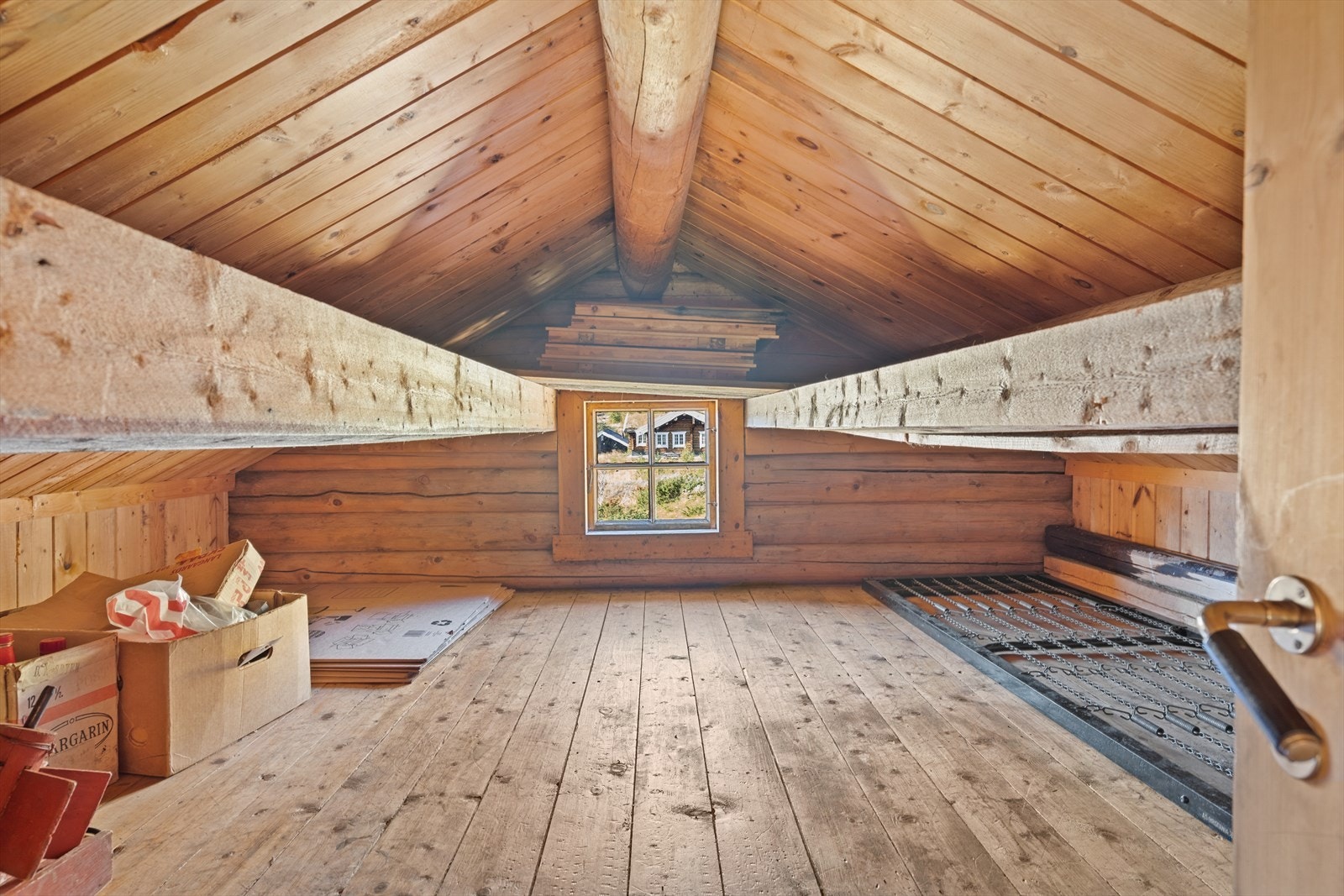 Loft med god plass til lagring og oppbevaring. Galleribilde