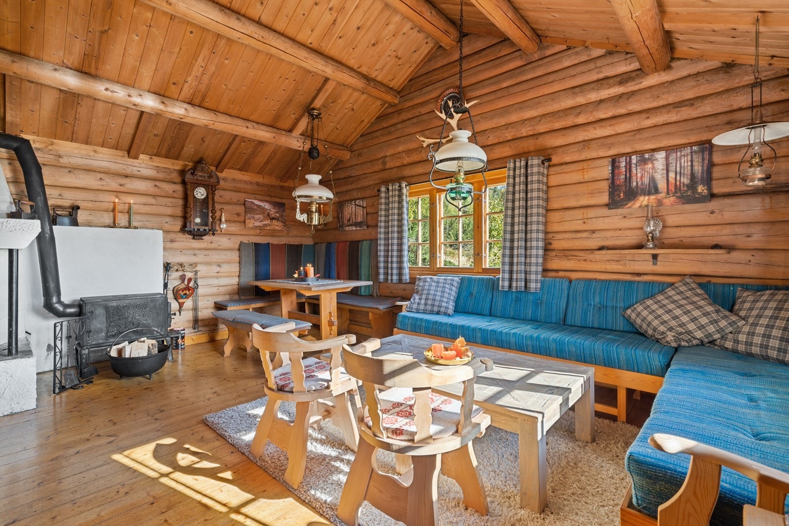 Romslig stue med plass til både sofagruppe og spisegruppe. Galleribilde