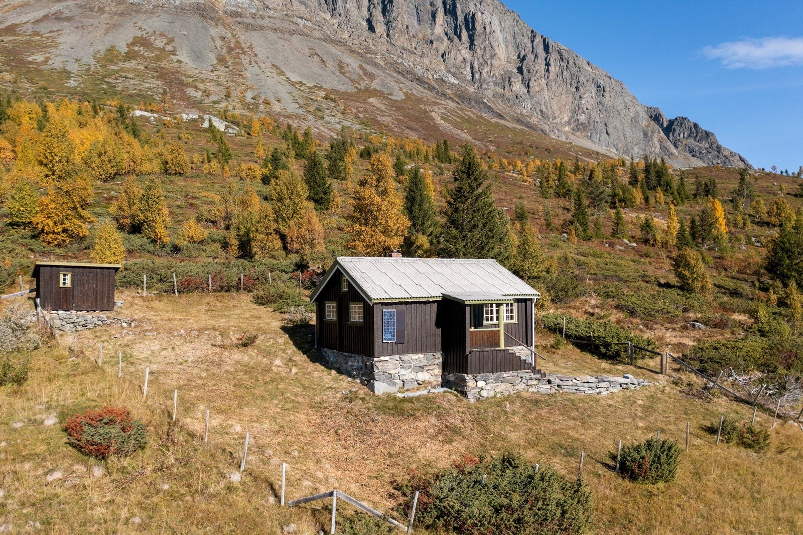 Gamle Løkjestølvegen 16 presenteres av Christel Alsaker-Nøstdahl v/ DNB Eiendom. Galleribilde