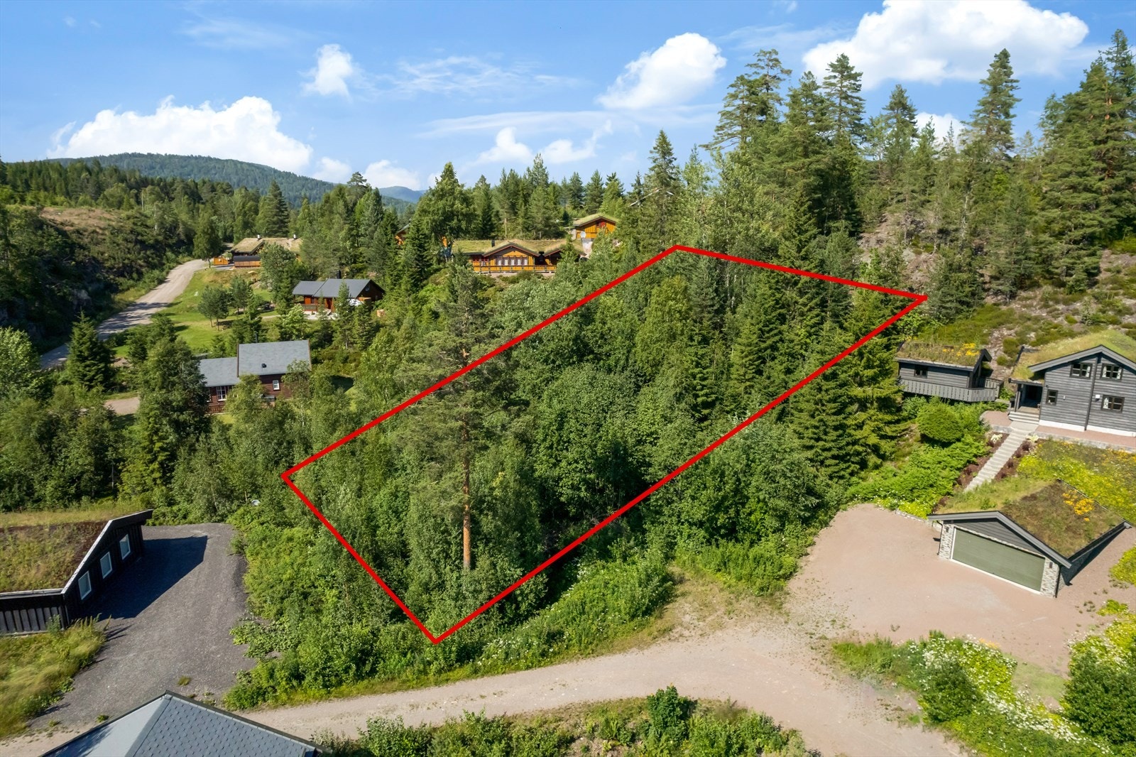 Tomten ligger i et etablert hyttefelt Galleribilde