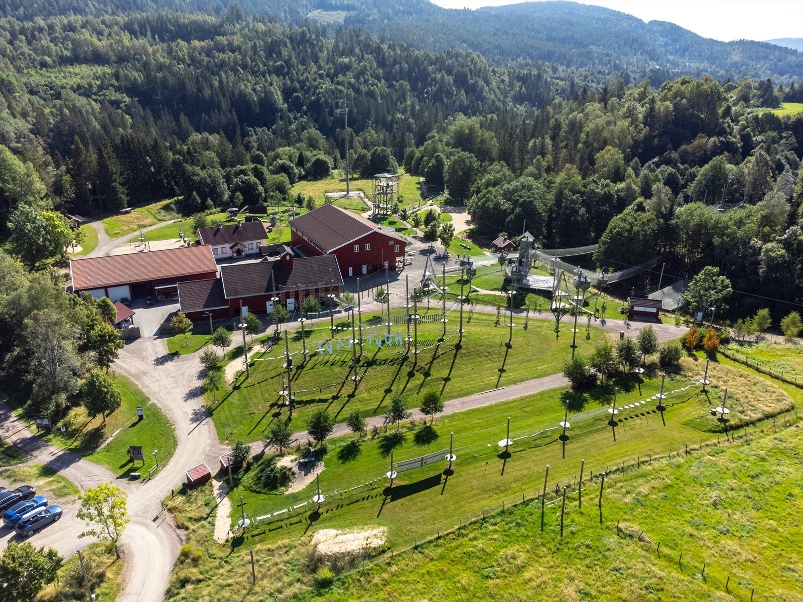 Parken er stor og ligger i nærheten av Kjærra Fossepark langs Numedalslågen. Galleribilde