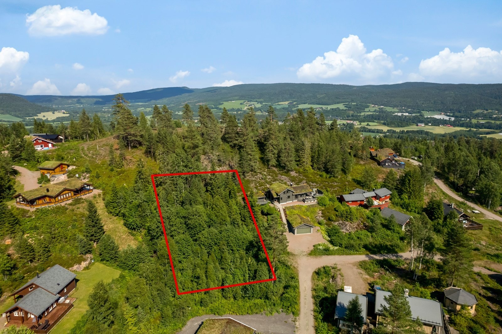 EiendomsMegler 1 v/Kim Leite Slinning presenterer Alpinveien 207 - Stor fritidstomt på 1,6 mål i et populært hyttefelt i Svarstad. Galleribilde