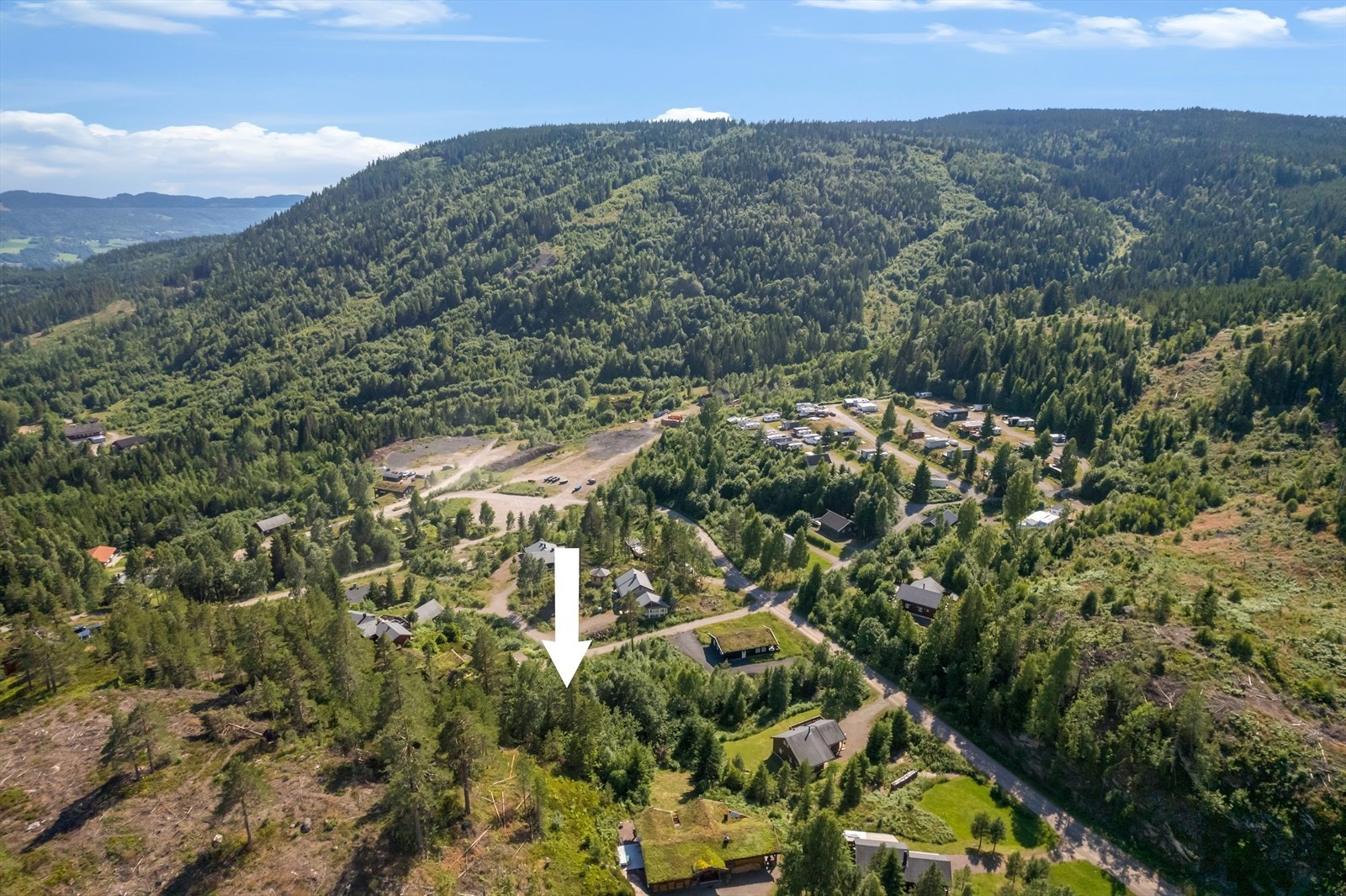 Tomten ligger nesten på toppen av Alpinveien Galleribilde