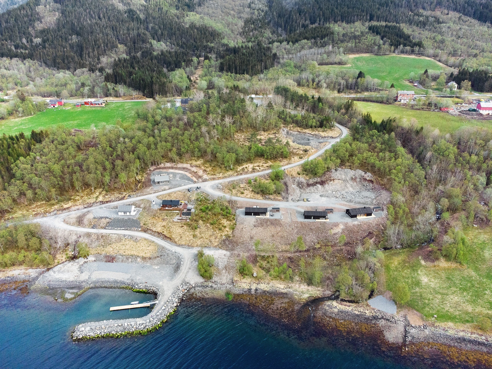 Havneområde med mulighet for båtplass og naust Galleribilde