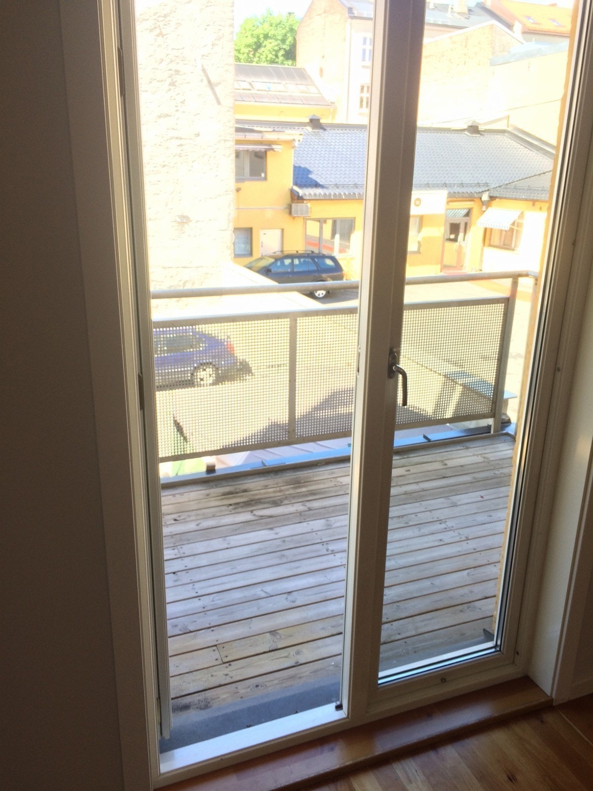 Veranda fra stue/kjøkken. Bilde fra lignende leil Galleribilde